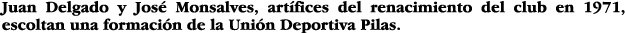 Juan Delgado y José Monsalves, artífices del renacimiento del club en 1971, escoltan una formación de la Unión Deport   